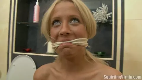 Squirt_blondinki_devushka_konchaet