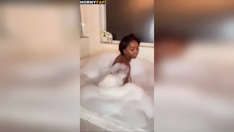 Ellie The Empress Nude Soapy Shower